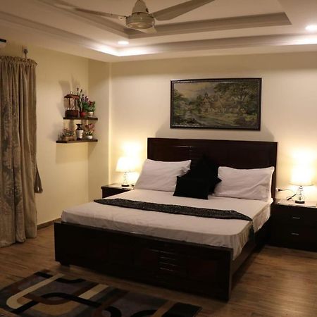 רוואלפינדי Elegant & Charming One Bed Apartment In Bahria Town מראה חיצוני תמונה